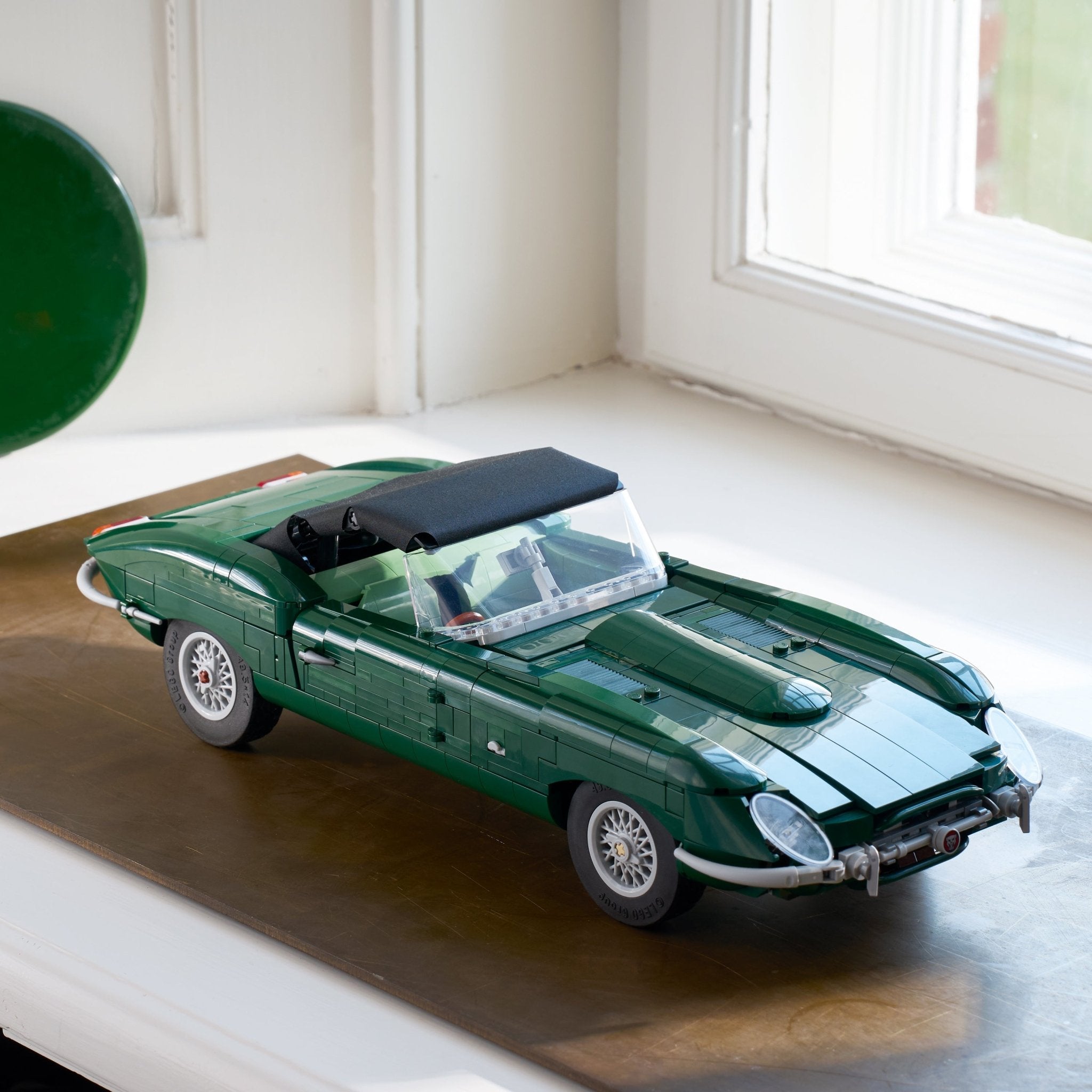 LEGO® Icons Jaguar E-Type Building Set 11381 - Image 4